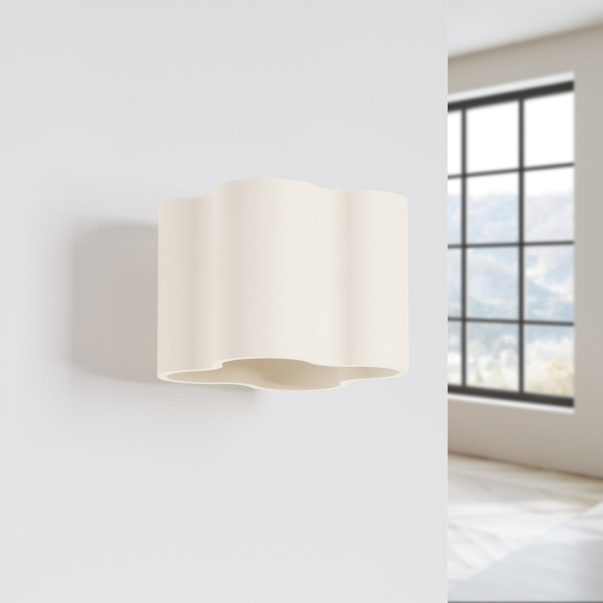 Applique Ovio laque beige éteinte sur un mur près d’une fenêtre