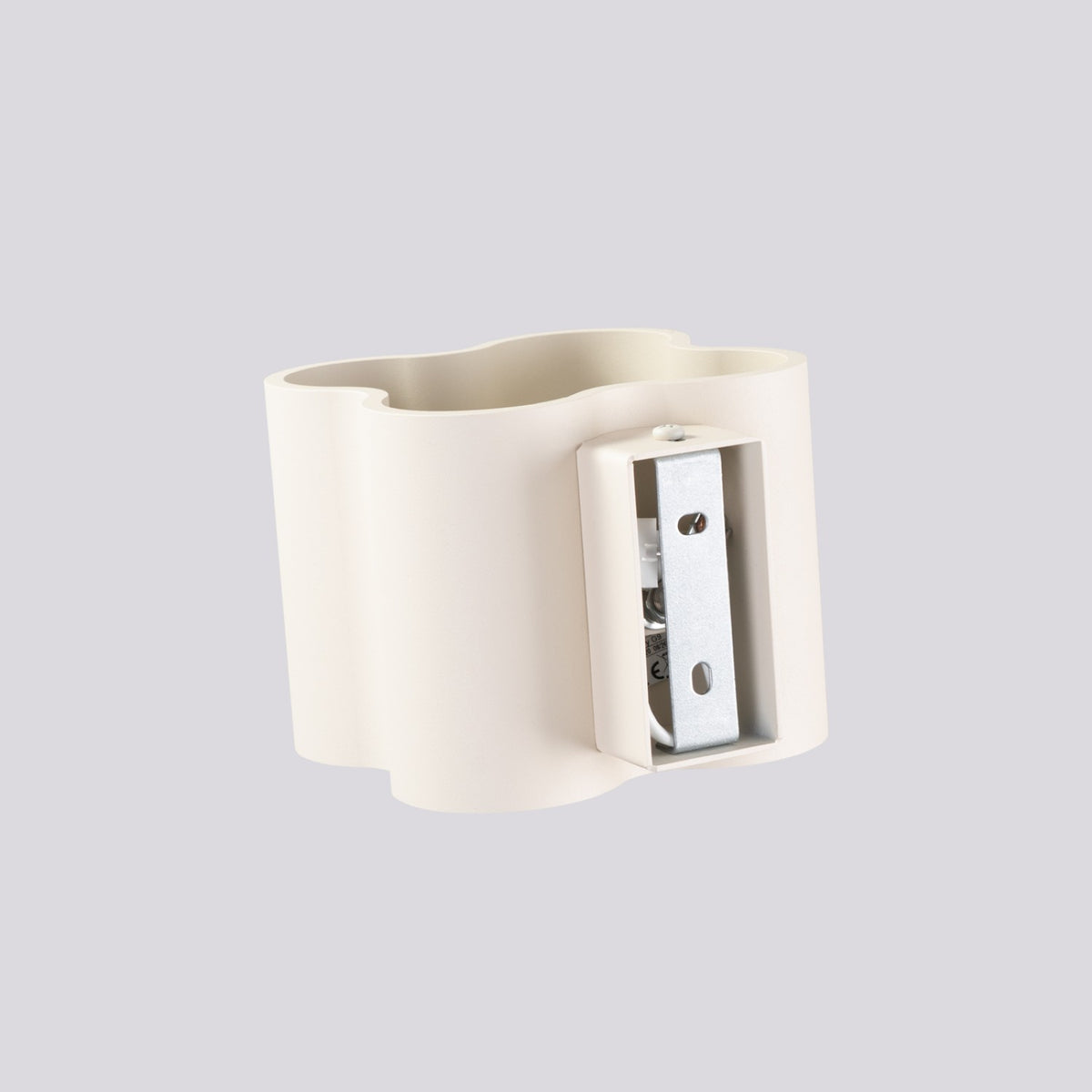 Arrière de l’applique Ovio laque beige avec la patte de fixation murale