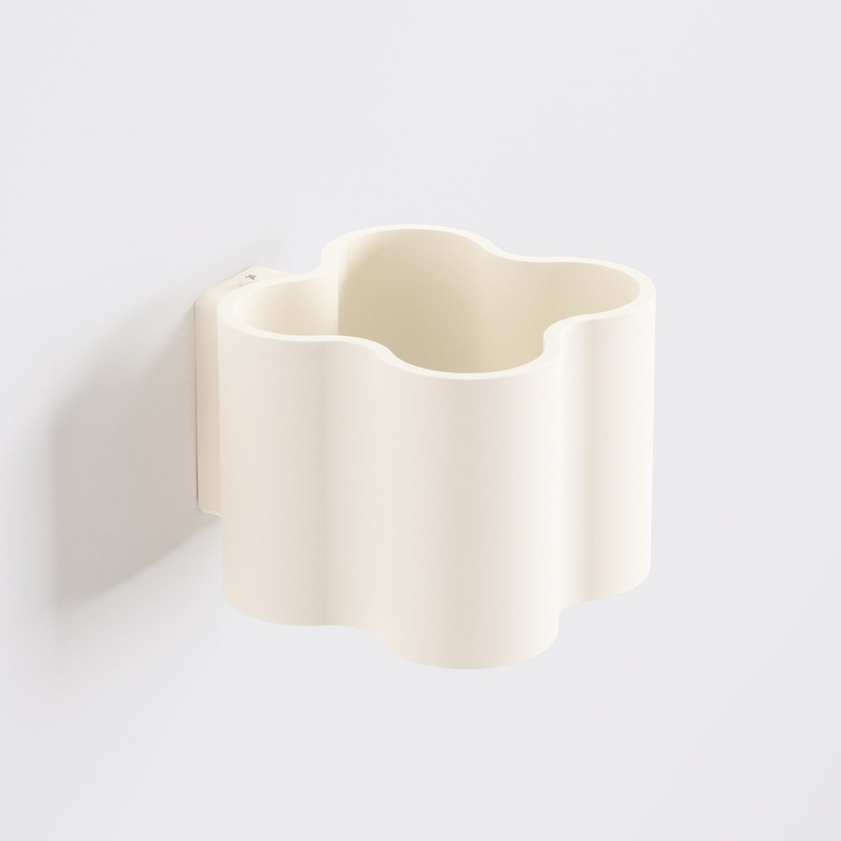 Applique Ovio laque beige vue de dessus avec son ouverture à quatre lobes