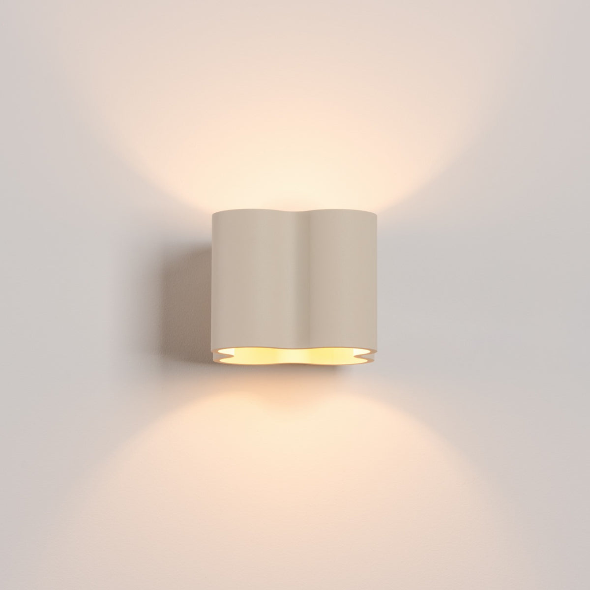 Applique Ovio laque beige vue de face allumée avec ses deux halos de lumière