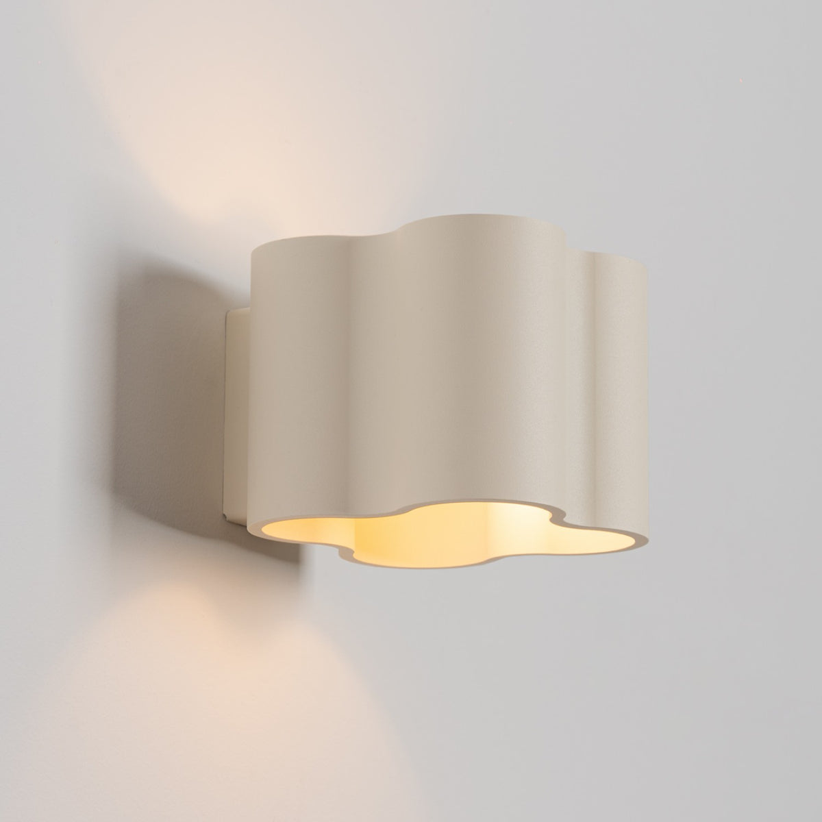 Applique Ovio laque beige allumée vue de trois quarts