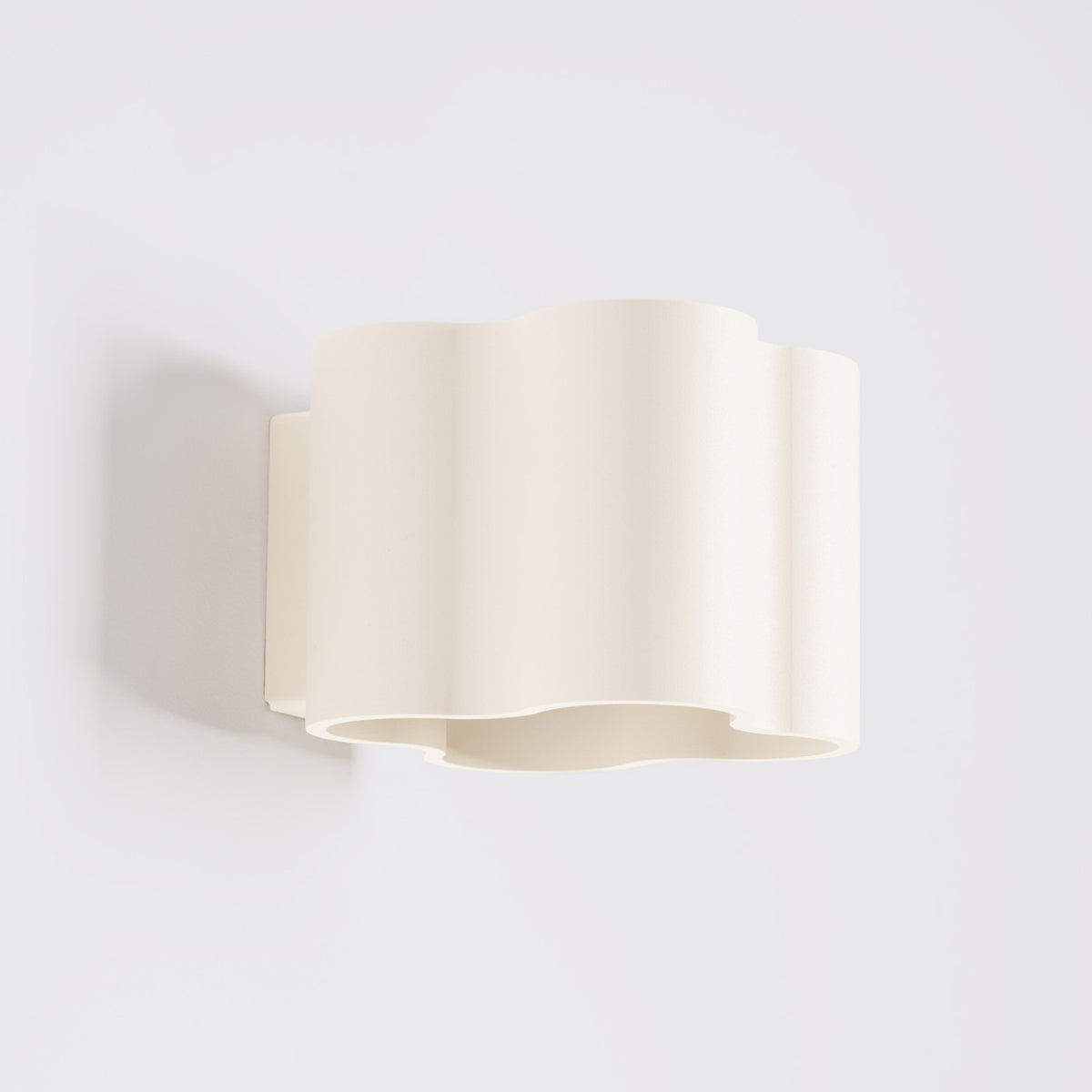 Applique Ovio laque beige fixée au mur vue de trois quarts