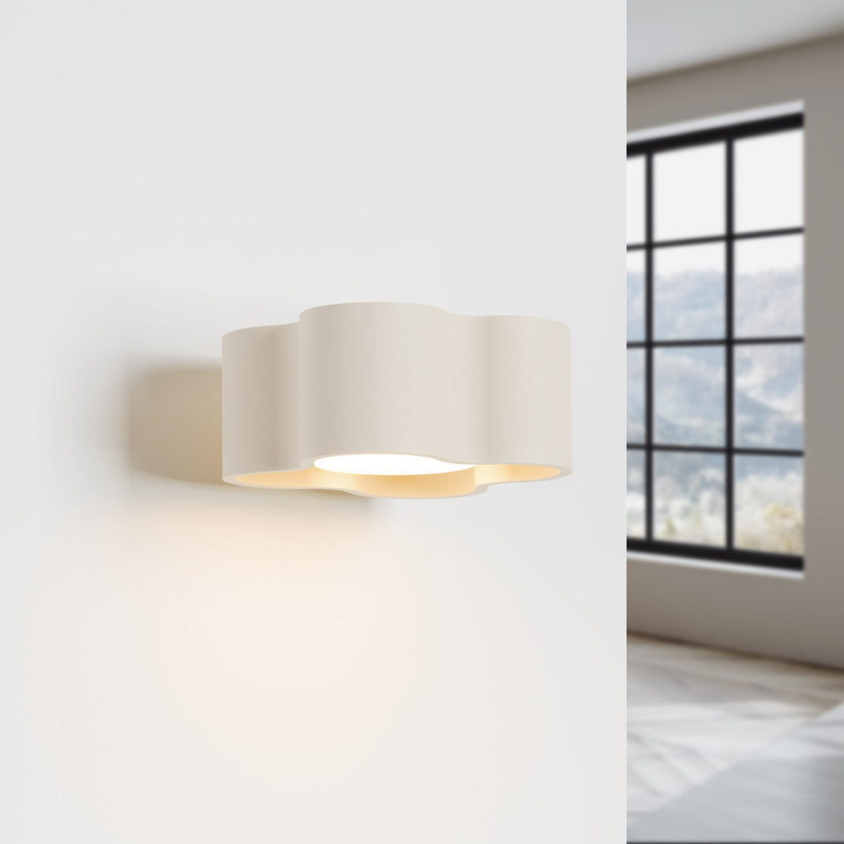 Applique Ovio laque beige allumée qui éclaire le mur vers le bas