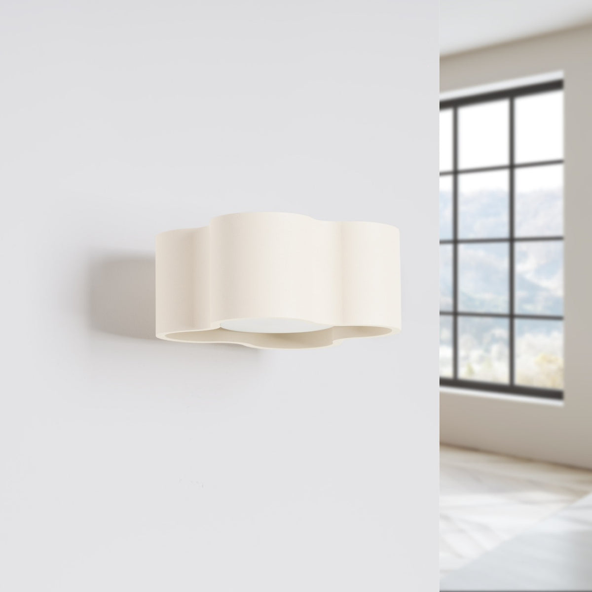 Applique Ovio laque beige éteinte sur un mur près d’une fenêtre