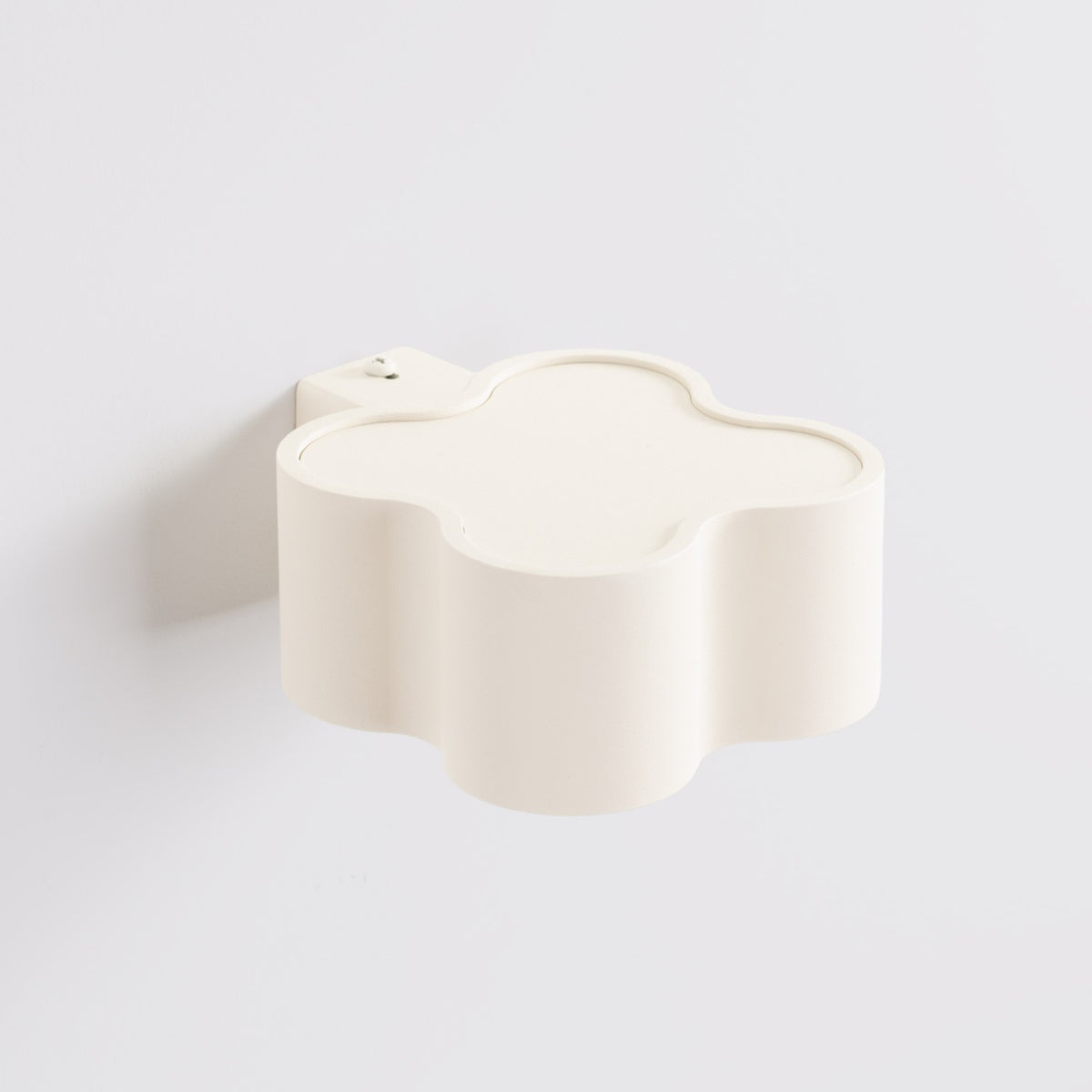 Applique Ovio laque beige vue de dessus avec son couvercle à quatre lobes