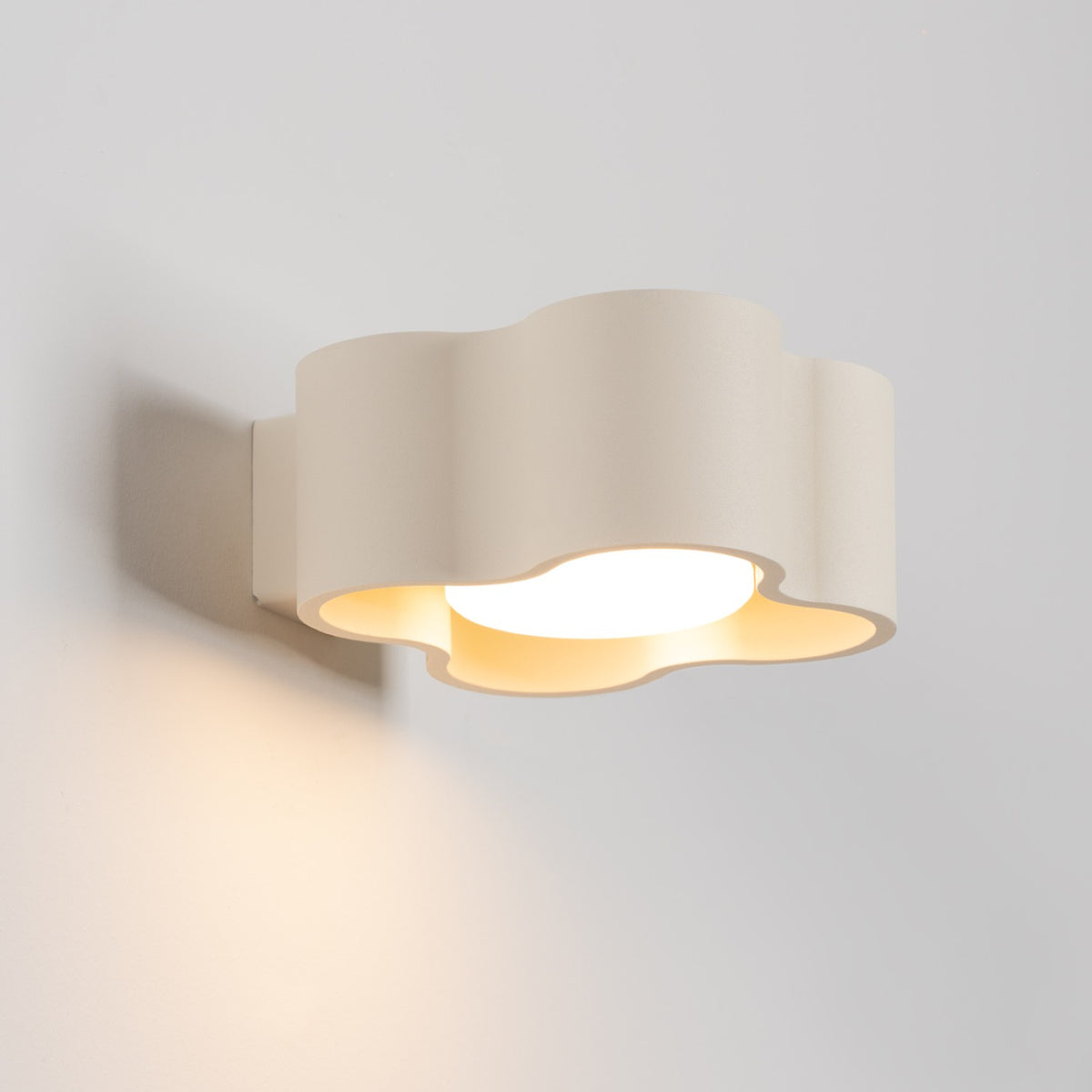 Applique Ovio laque beige allumée vue de trois quarts