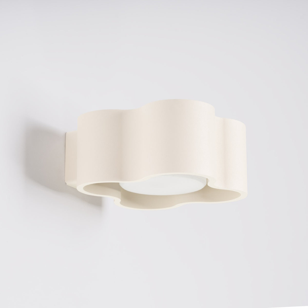 Applique Ovio laque beige fixée au mur vue de trois quarts