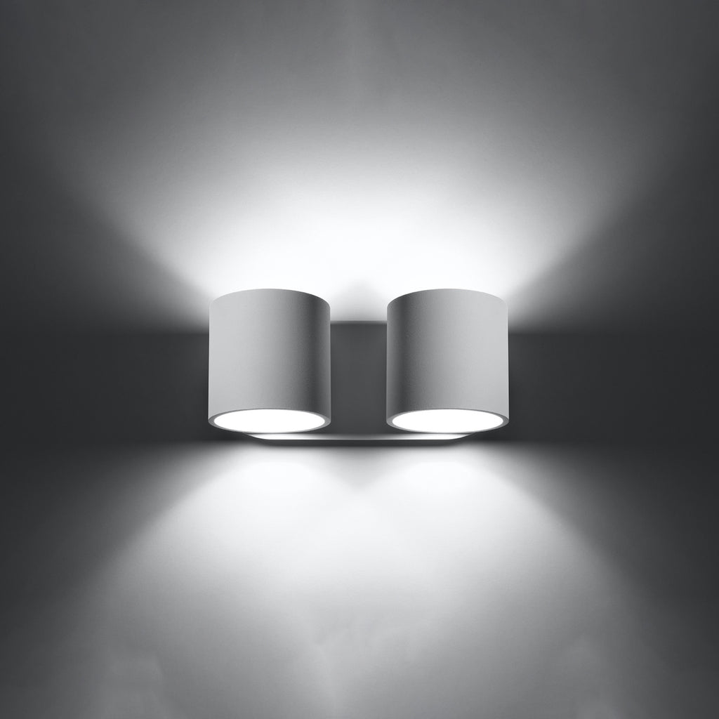 Applique murale Orbis 2 en aluminium blanc, deux cylindres allumée, lumière vers le haut et vers le bas