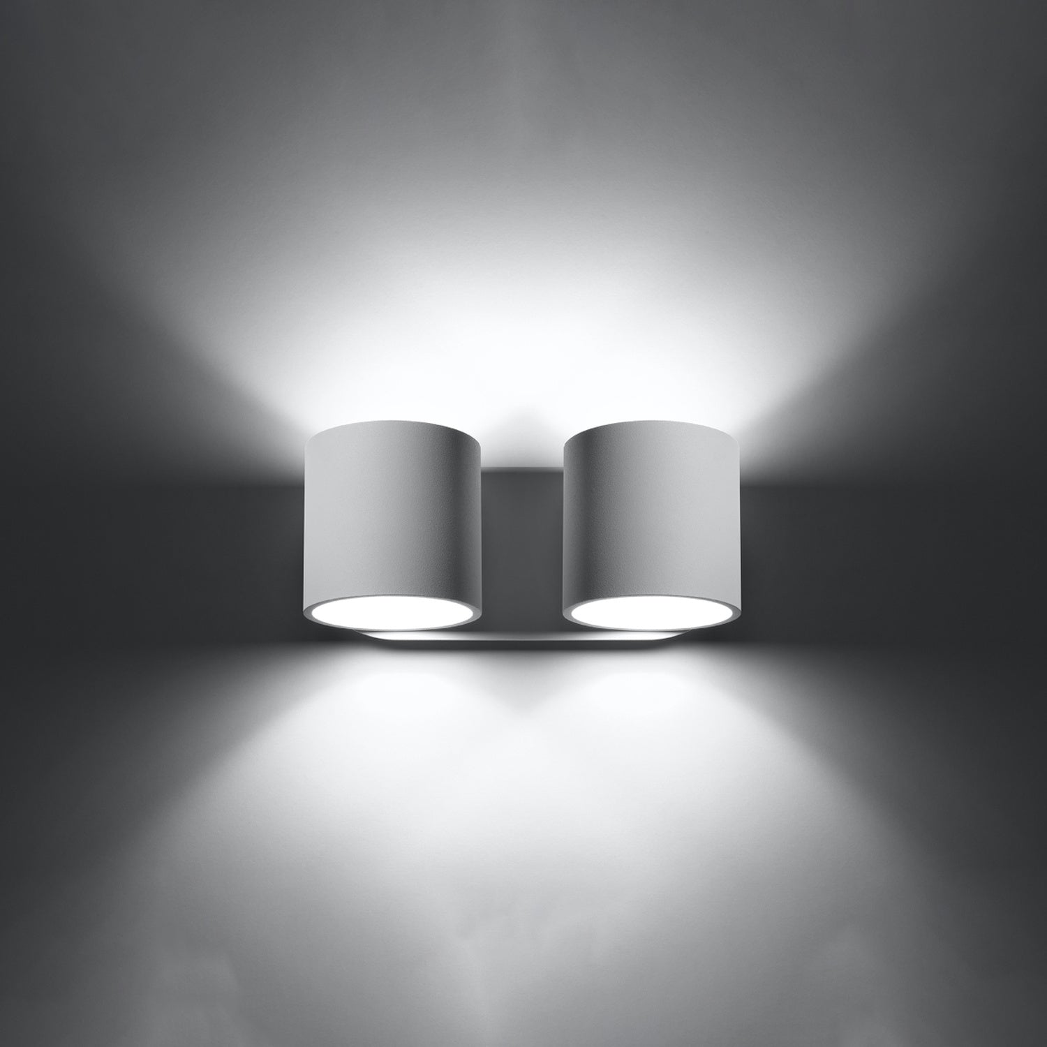 Applique murale Orbis 2 en aluminium blanc, deux cylindres allumée, lumière vers le haut et vers le bas