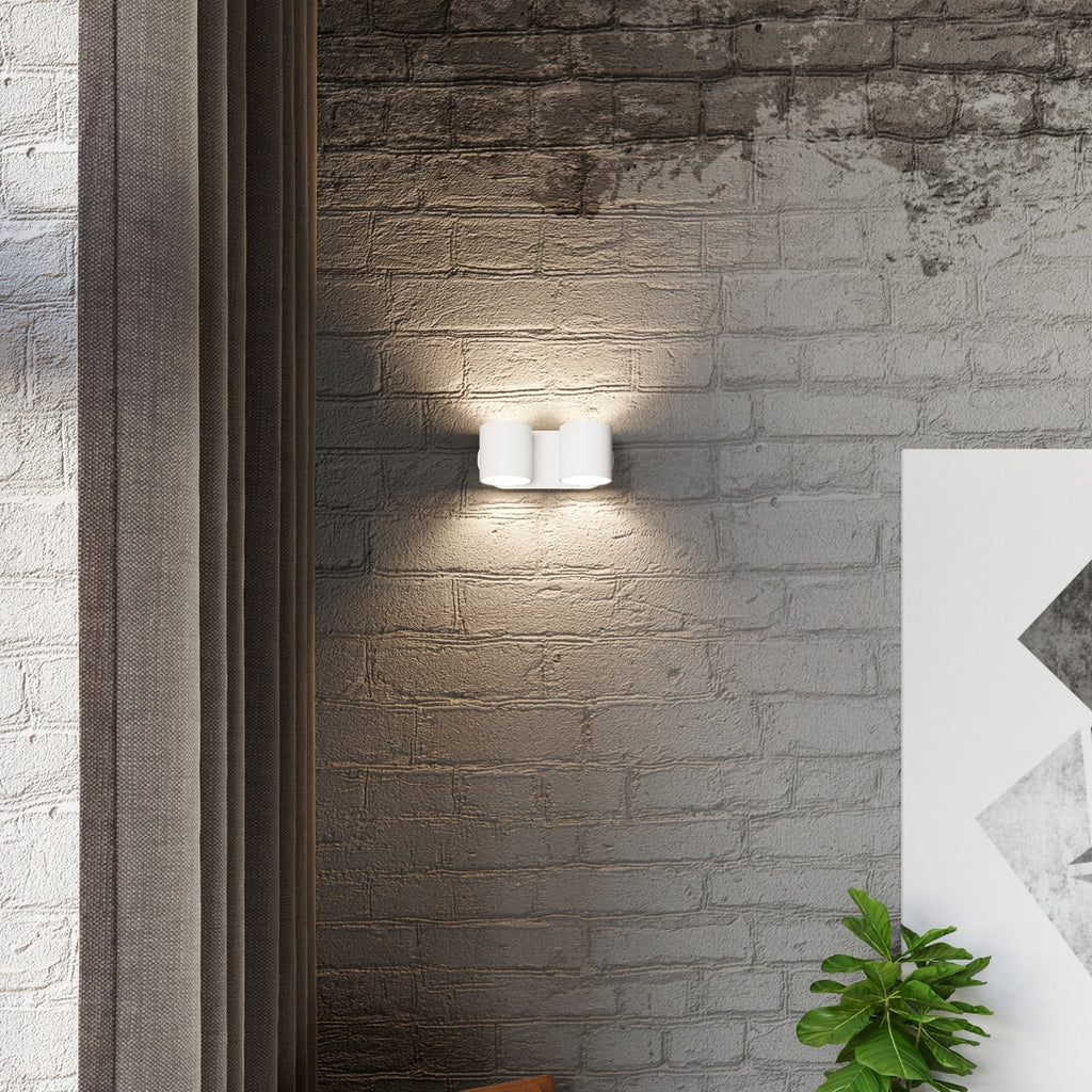 Applique murale Orbis 2 en aluminium blanc, deux cylindres dans une pièce moderne