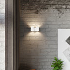 Applique murale Orbis 2 en aluminium blanc, deux cylindres dans une pièce moderne