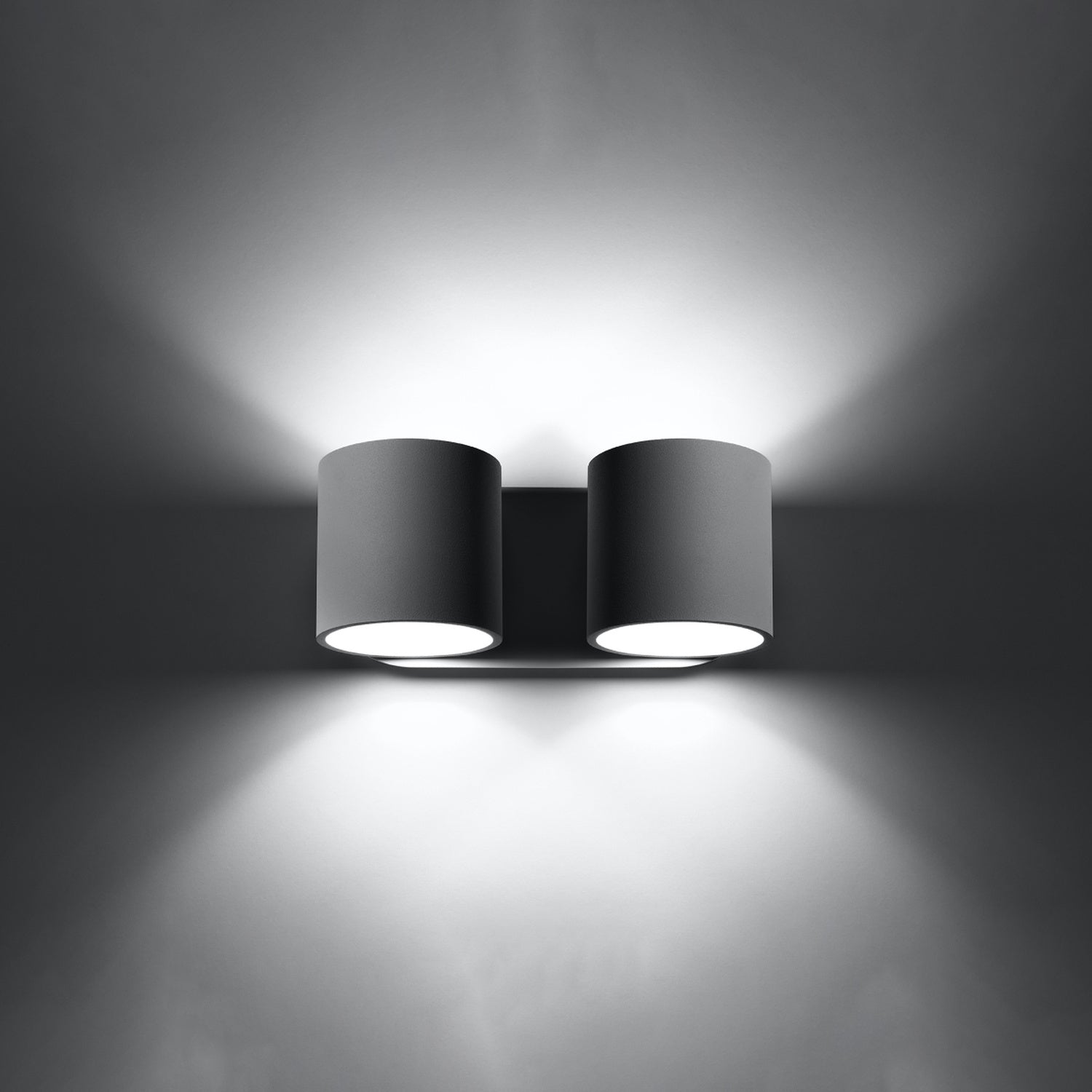 Applique murale Orbis 2 en aluminium gris, deux cylindres allumée, lumière vers le haut et vers le bas