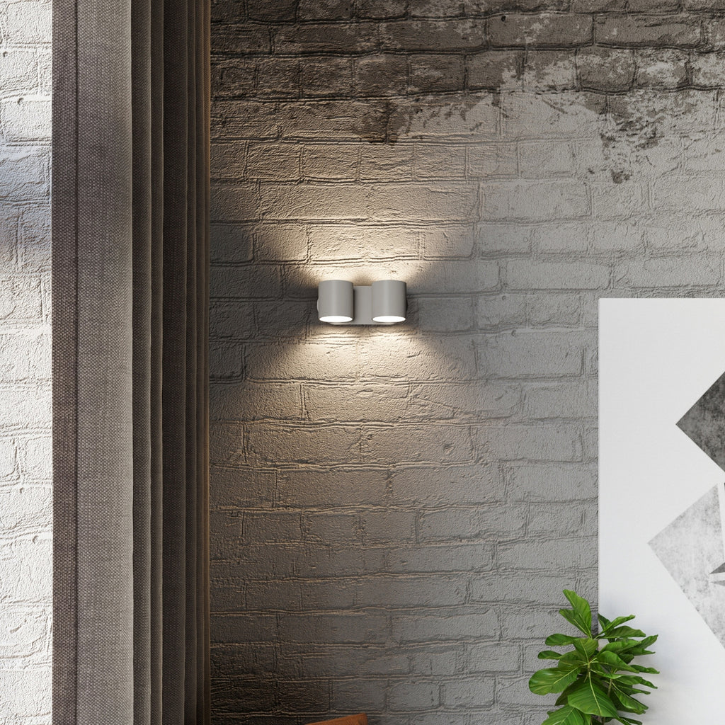 Applique murale Orbis 2 en aluminium gris, deux cylindres dans une pièce moderne