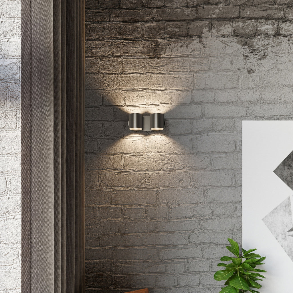 Applique murale Orbis 2 en aluminium noir, deux cylindres dans une pièce moderne