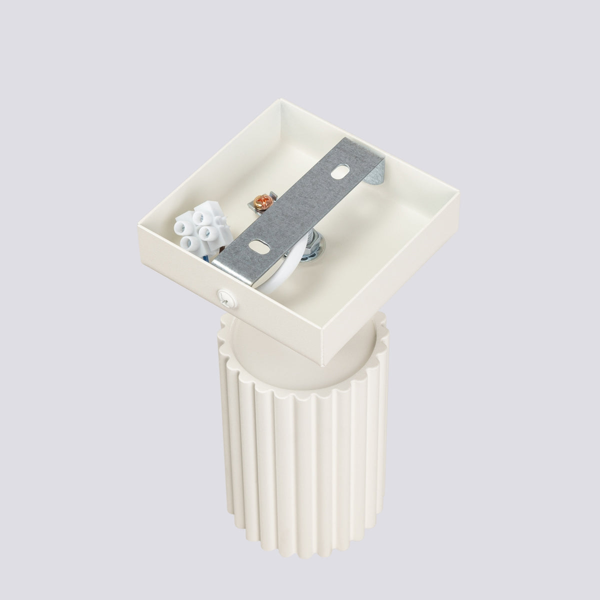 Dos ouvert de la platine Karbon en laque beige avec sa patte de fixation et son bornier
