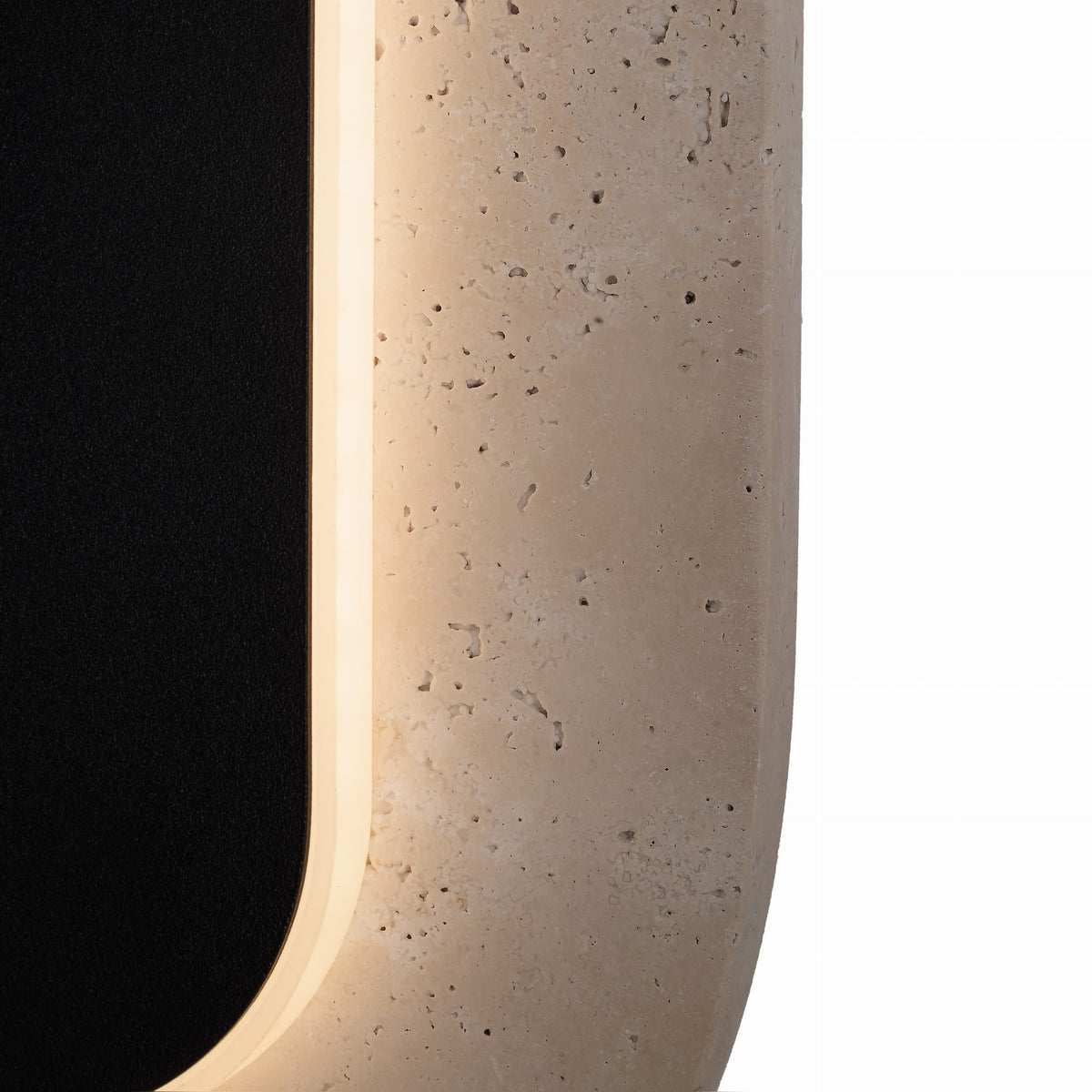 Détail du travertin poreux de l'applique Travertino et du liseré de lumière