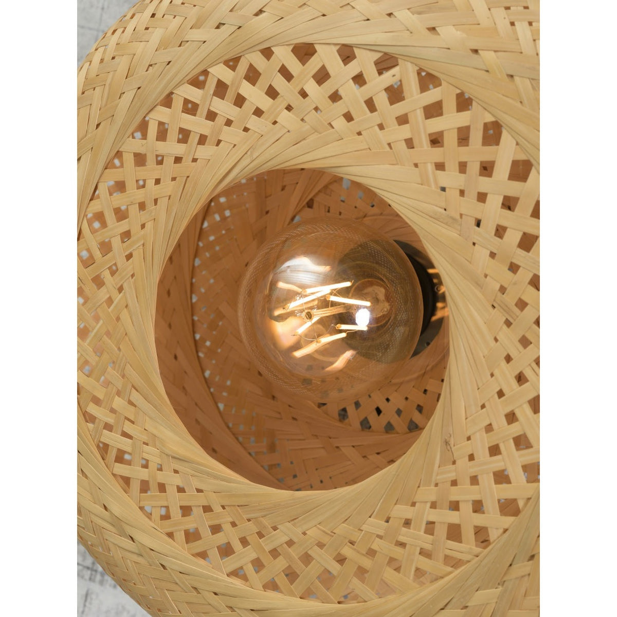 Gros plan sur l'ouverture centrale de l'applique Palawan 40 cm et son ampoule à filament