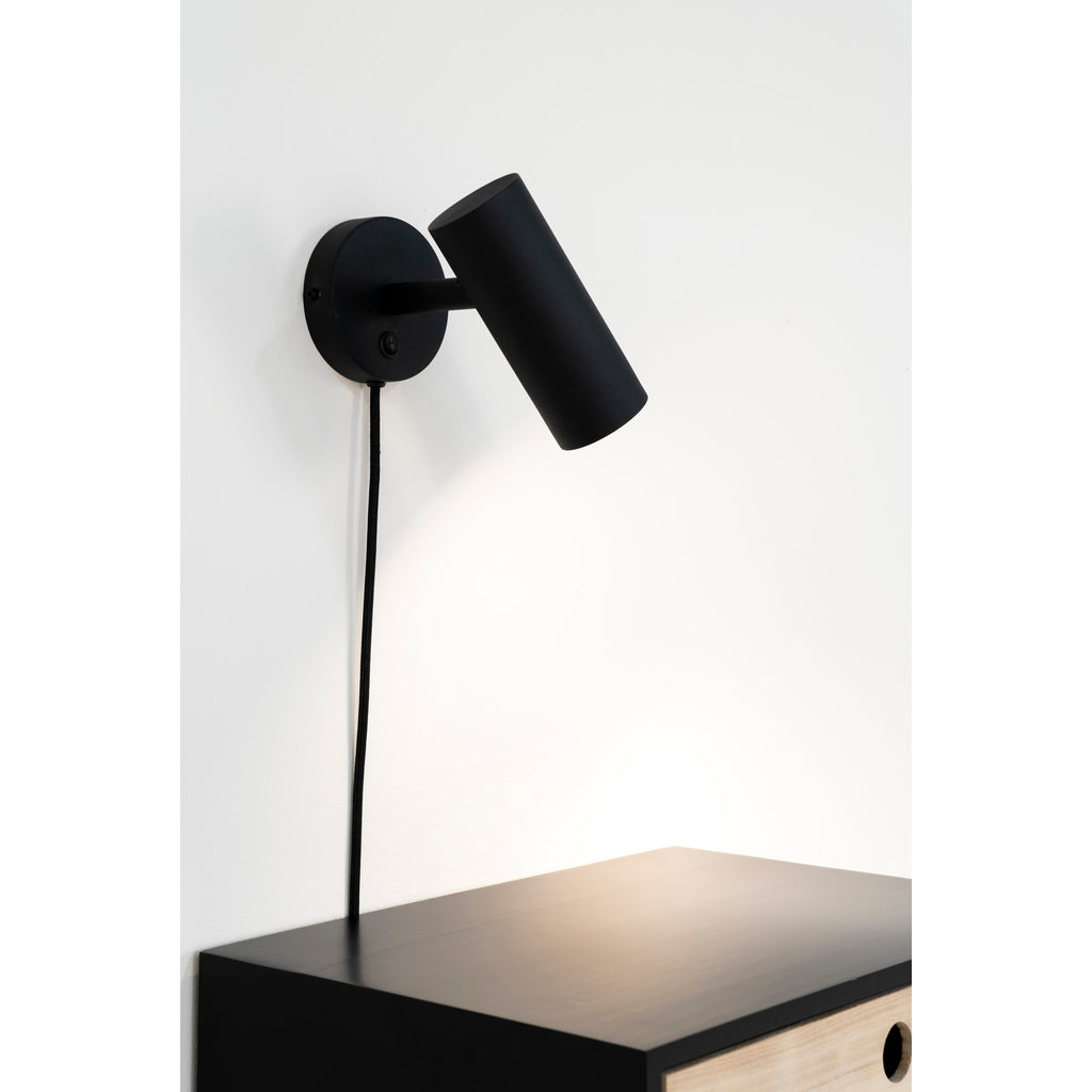 Applique Paris noire orientée vers table de chevet noire, ambiance chambre Dark Scandi