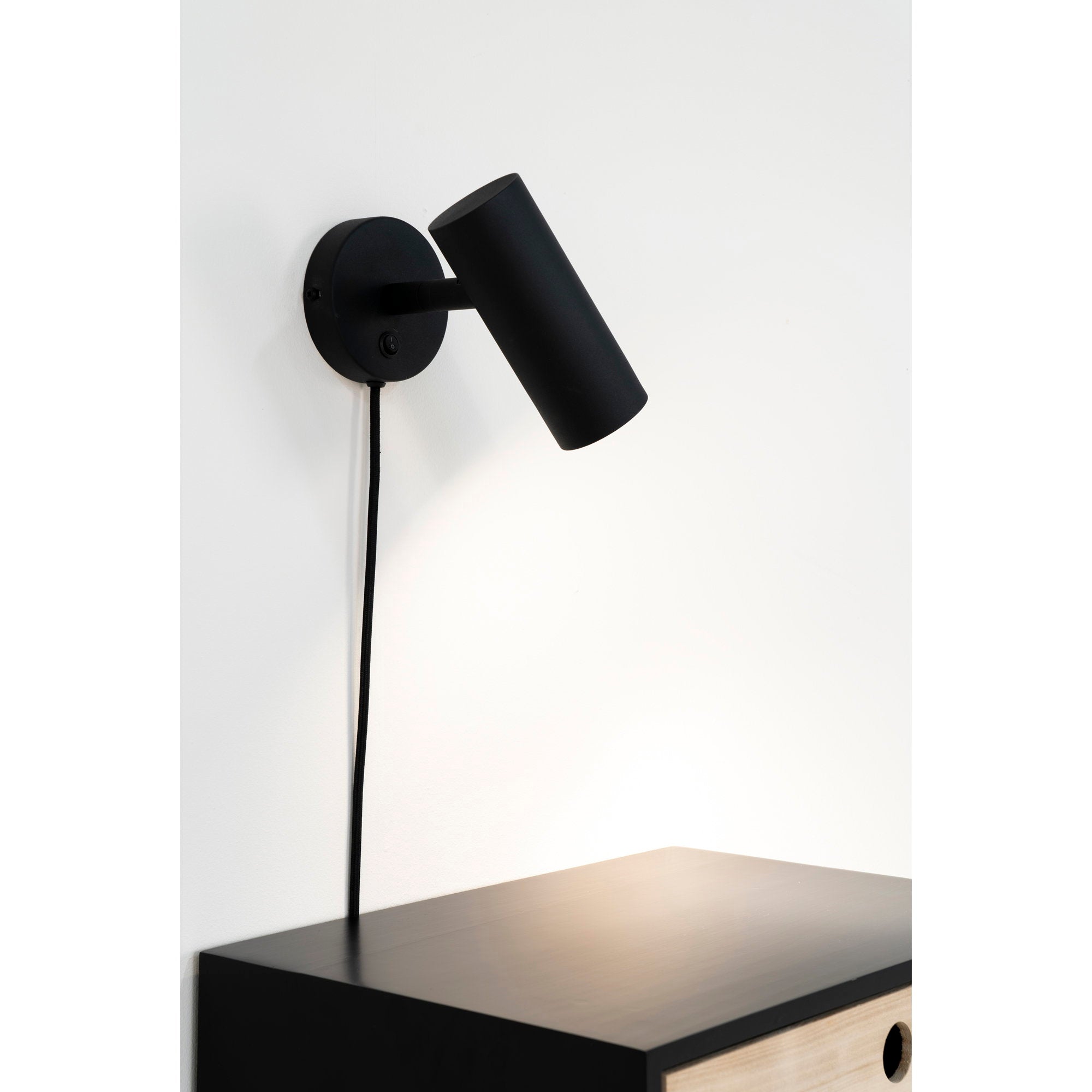 Applique Paris noire orientée vers table de chevet noire, ambiance chambre Dark Scandi