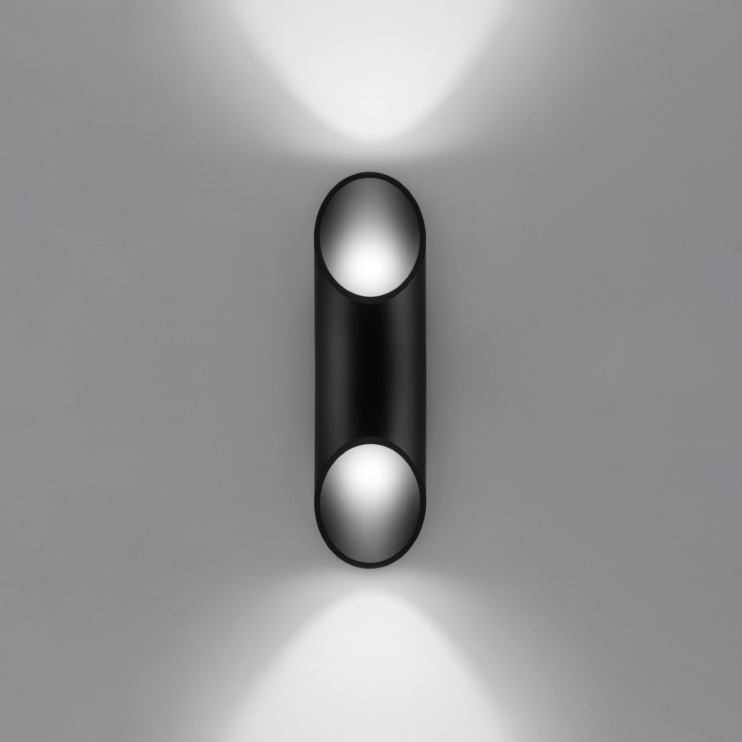 Détail des découpes biseautées de l'applique Penne 30 aluminium noir