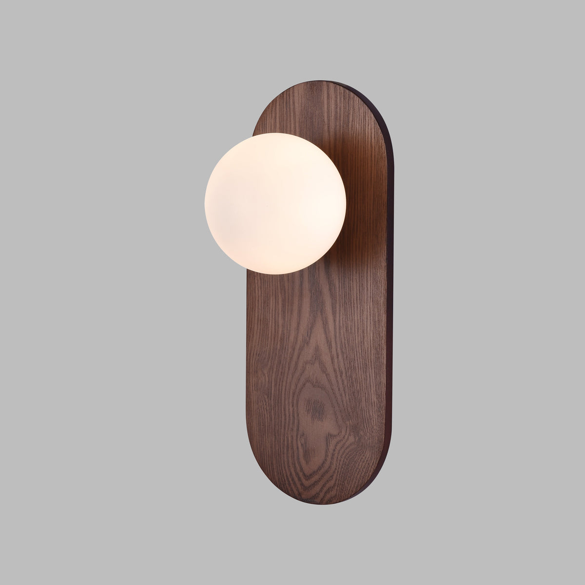 Applique murale Point allumée globe de verre opale lumineux devant la platine en bois foncé
