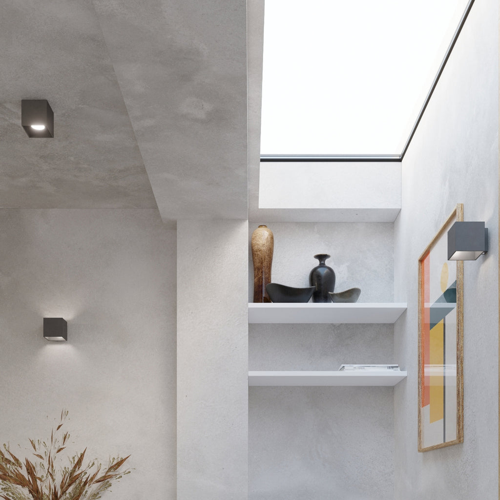 Applique Quad 1 anthracite éclairant un mur vers le haut et le bas