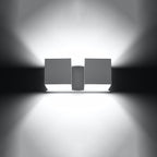 Applique murale Quad 2 en aluminium blanc, deux cubes allumée, lumière vers le haut et vers le bas