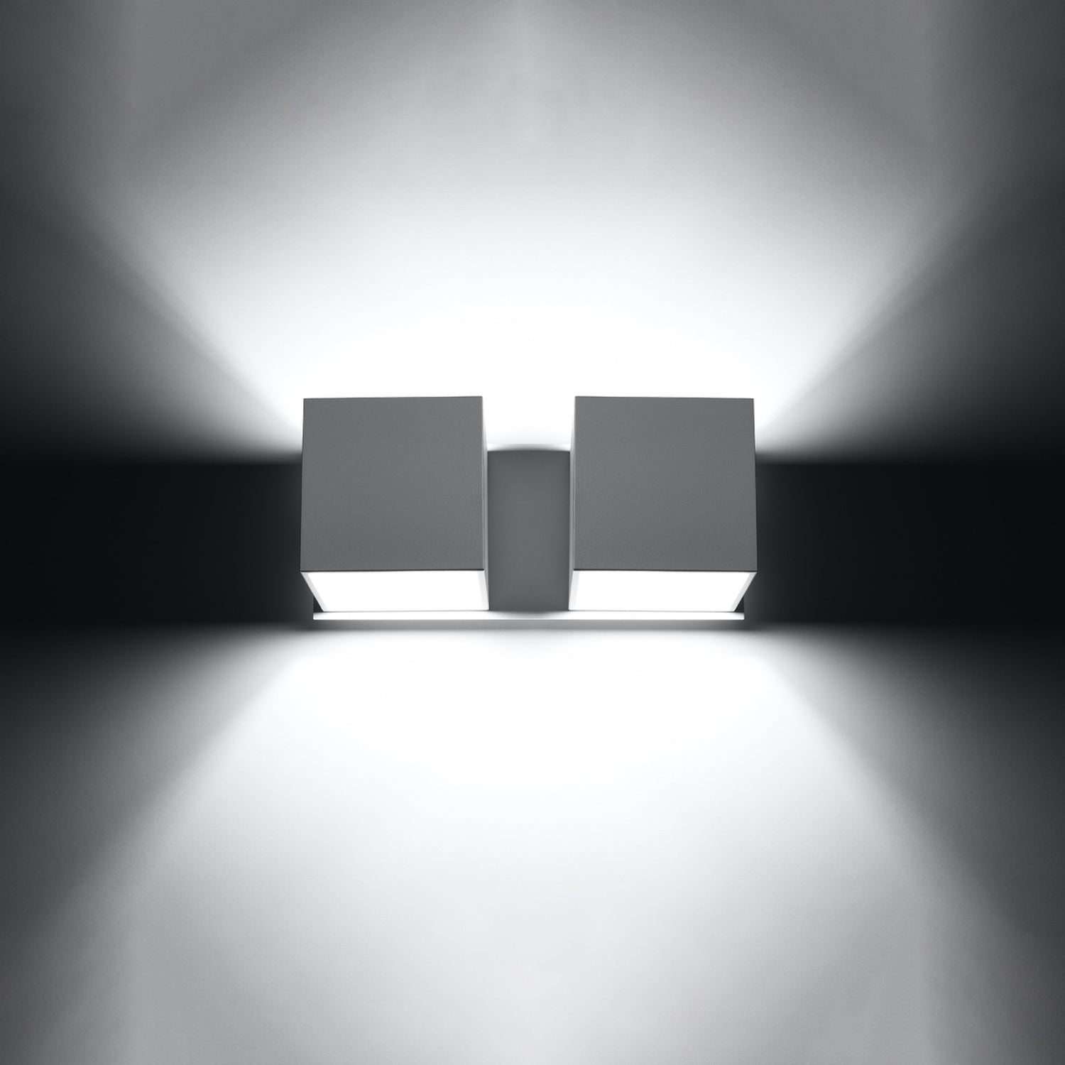 Applique murale Quad 2 en aluminium blanc, deux cubes allumée, lumière vers le haut et vers le bas