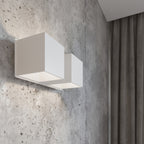 Applique murale Quad 2 en aluminium blanc, deux cubes dans un intérieur contemporain