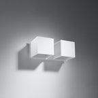Applique murale Quad 2 en aluminium blanc, deux cubes vue de profil, saillie au mur