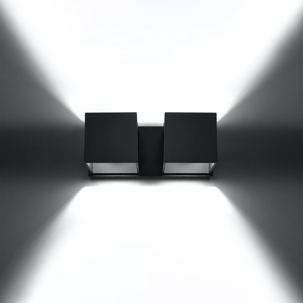 Applique murale Quad 2 en aluminium noir, deux cubes allumée, lumière vers le haut et vers le bas