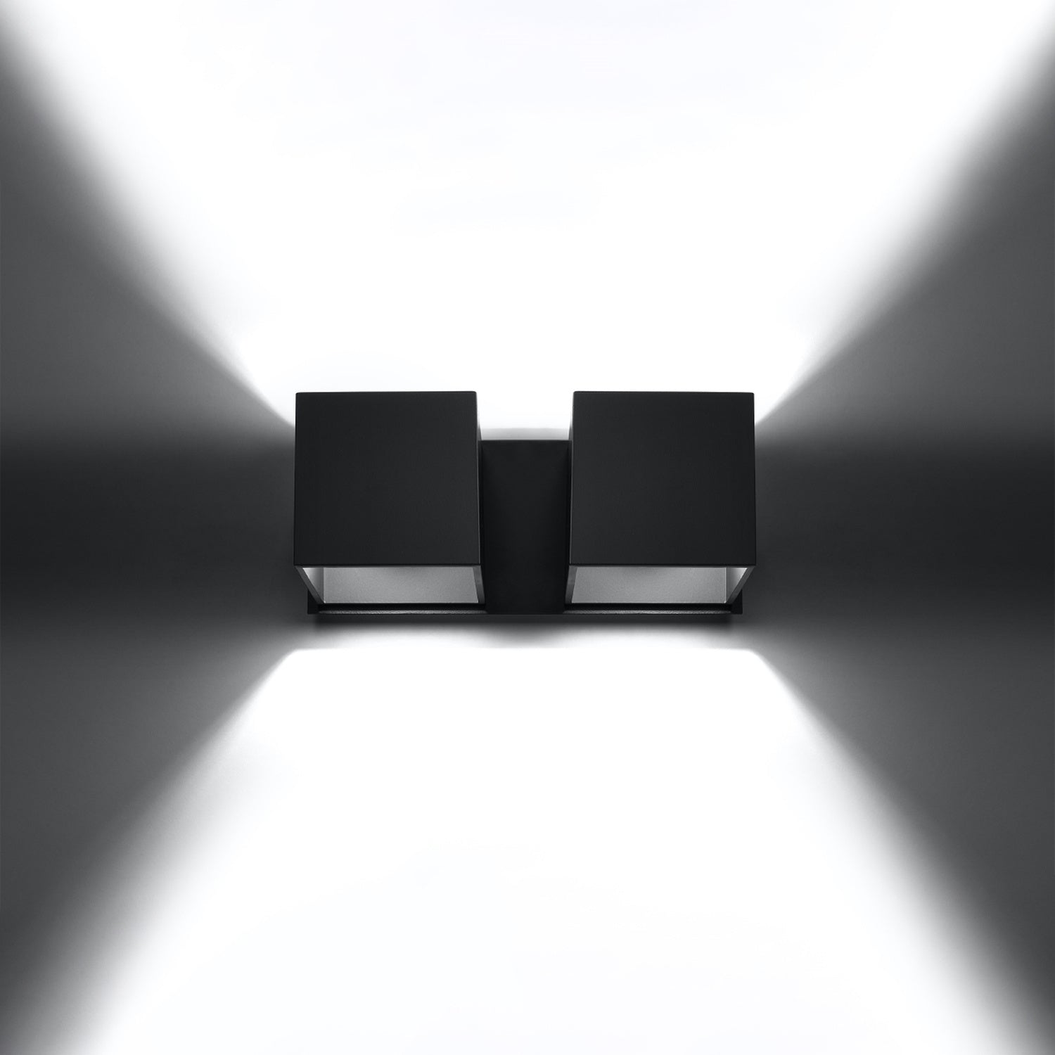 Applique murale Quad 2 en aluminium noir, deux cubes allumée, lumière vers le haut et vers le bas