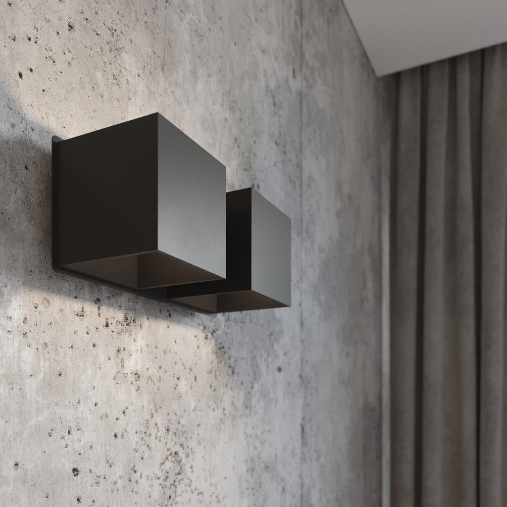 Applique murale Quad 2 en aluminium noir, deux cubes dans un intérieur contemporain