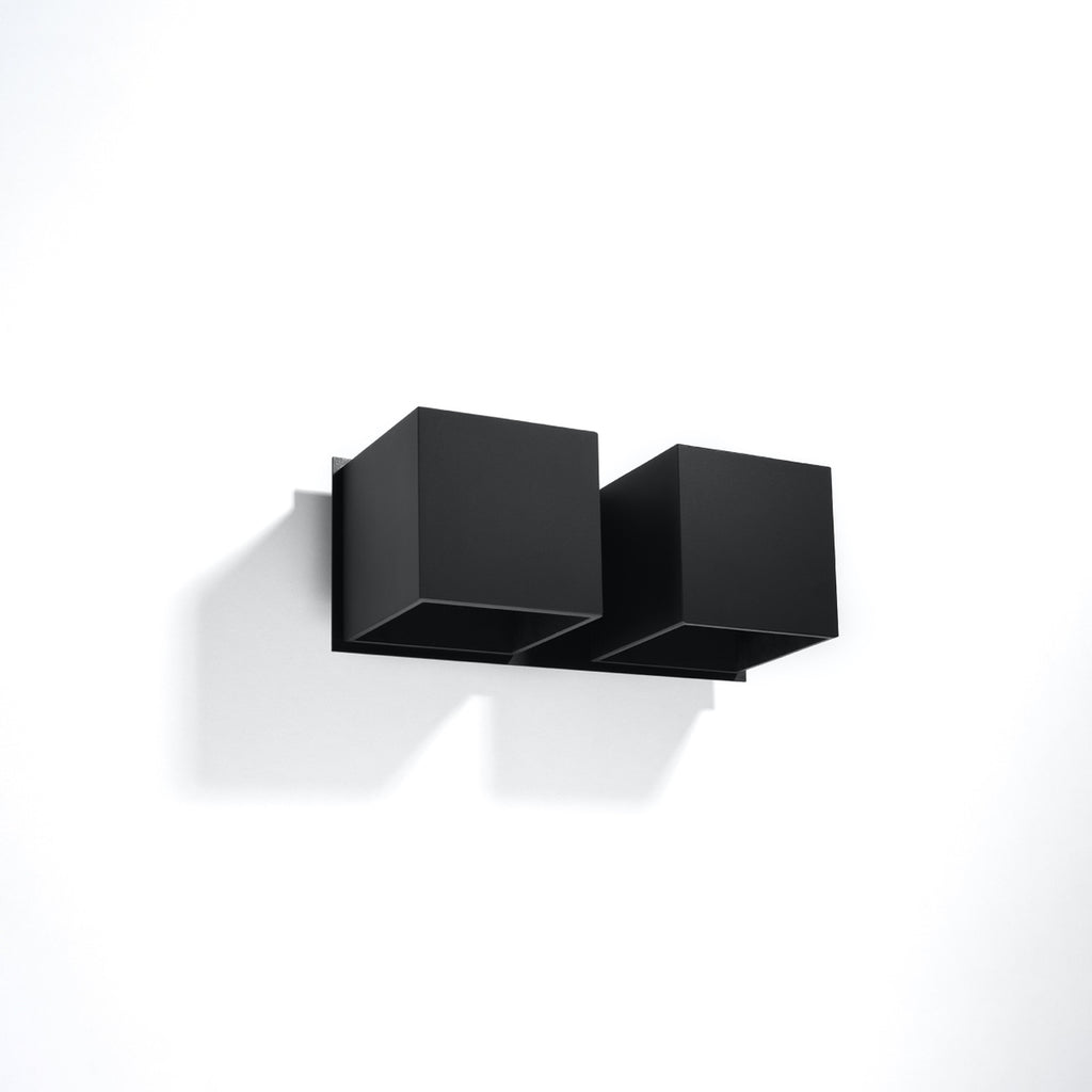 Applique murale Quad 2 en aluminium noir, deux cubes vue de profil, saillie au mur