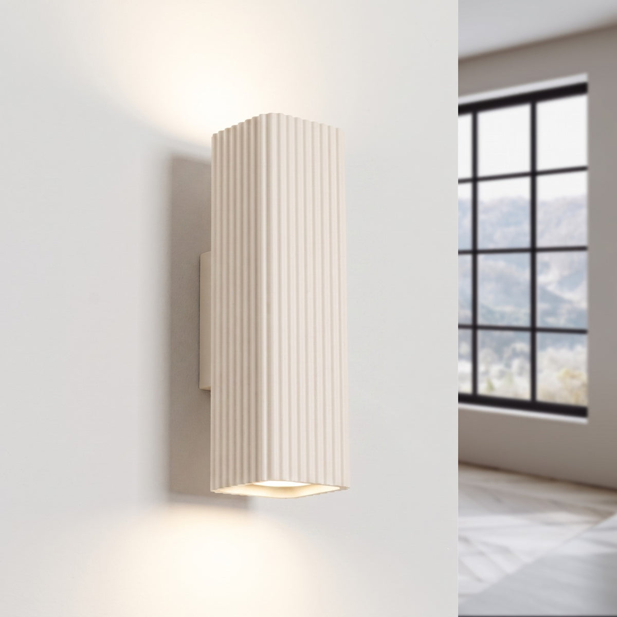Applique murale Rayo 20 laque beige allumée qui éclaire vers le haut et vers le bas