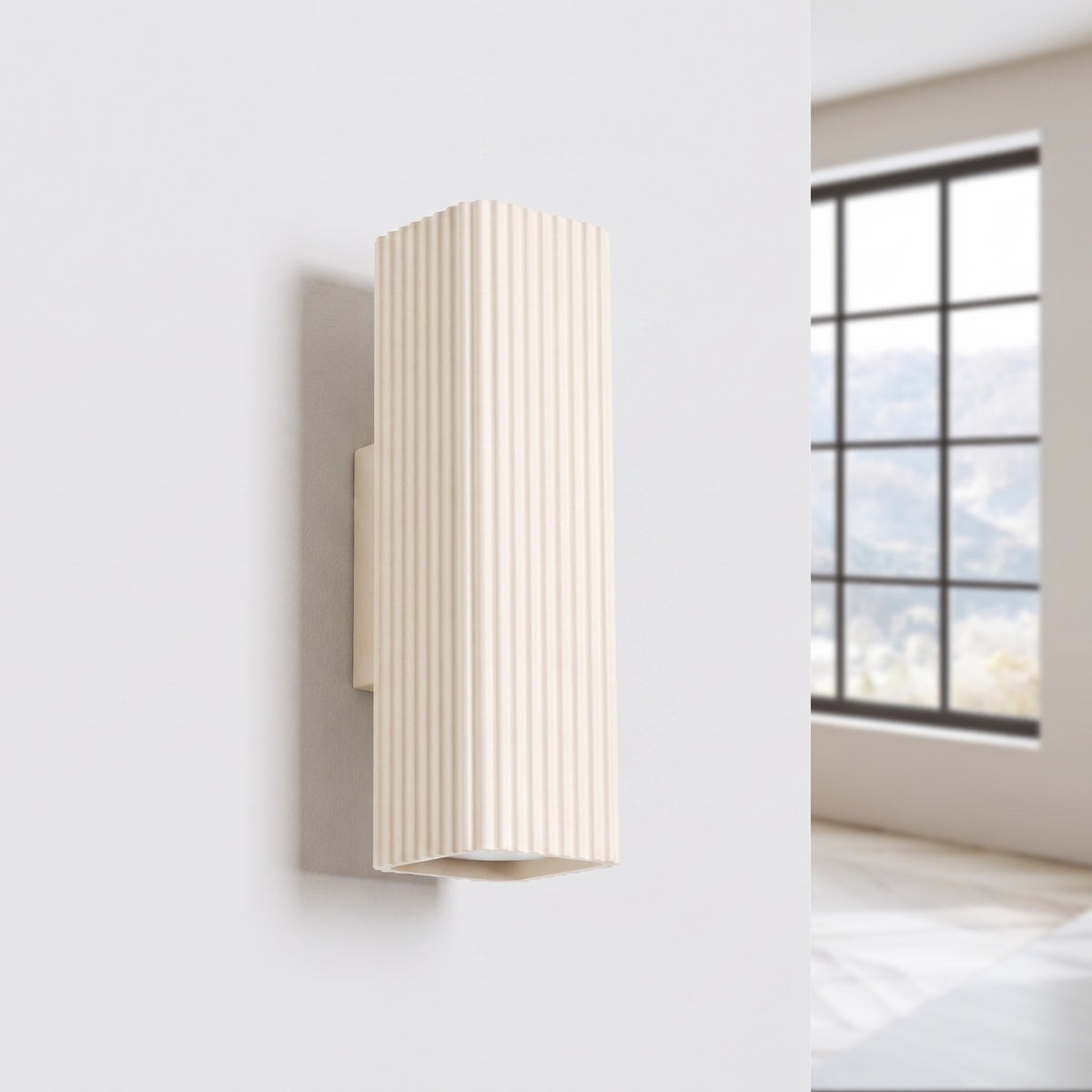 Applique murale Rayo 20 laque beige fixée au mur et éteinte