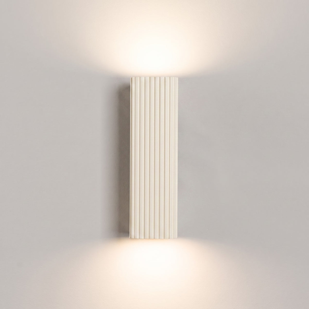 Applique Rayo 20 laque beige vue de face avec deux halos de lumière sur le mur