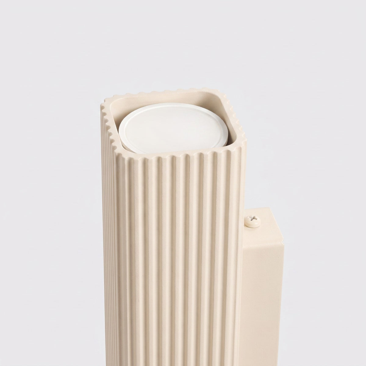 Ampoule GU10 dans l'ouverture haute de l'applique Rayo 20 laque beige