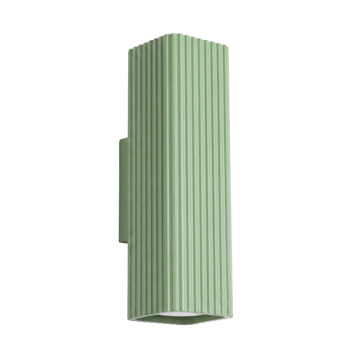 Applique murale Rayo 20 laque vert sauge cannelée vue de trois quarts sur fond blanc