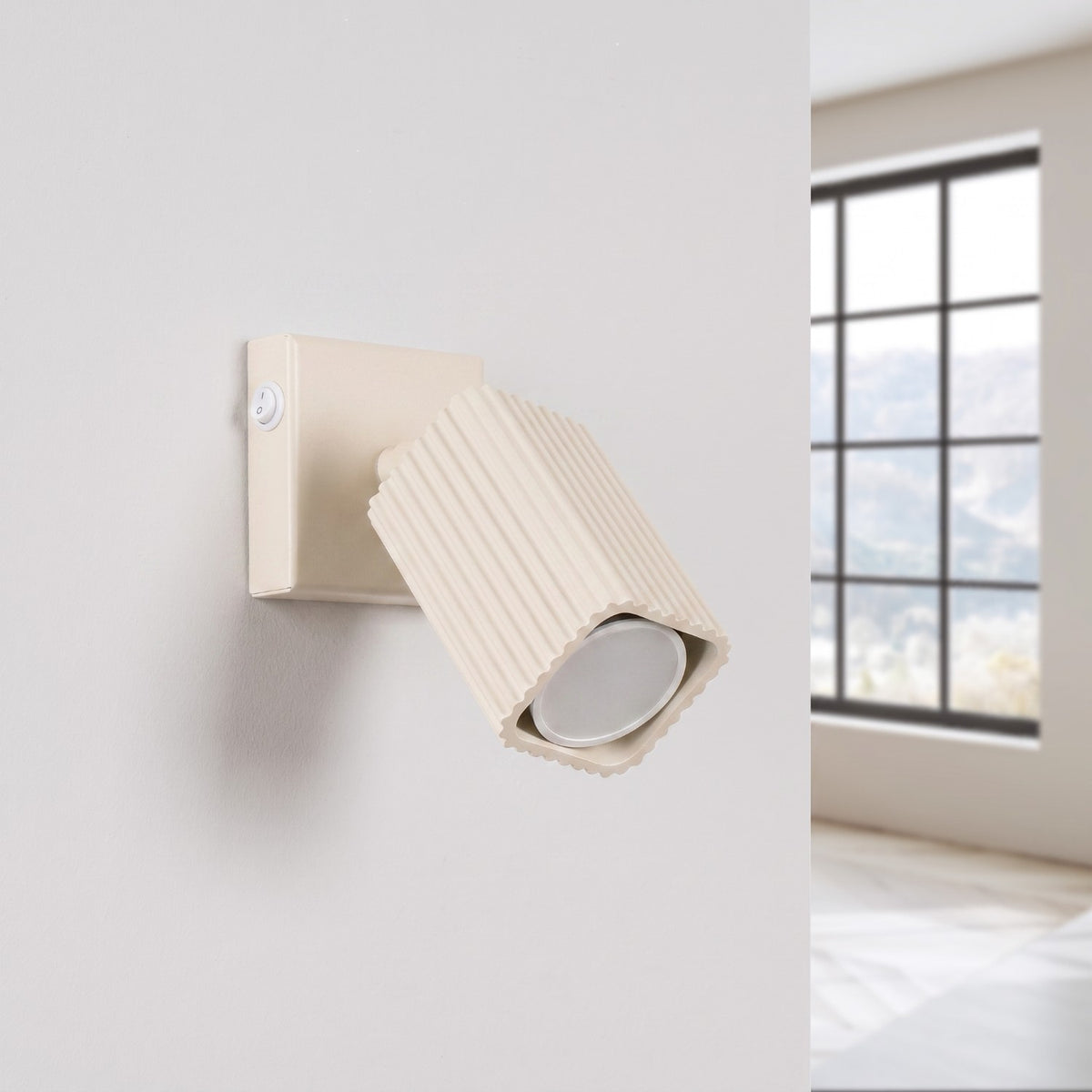 Applique murale Rayo laque beige éteinte fixée sur un mur clair