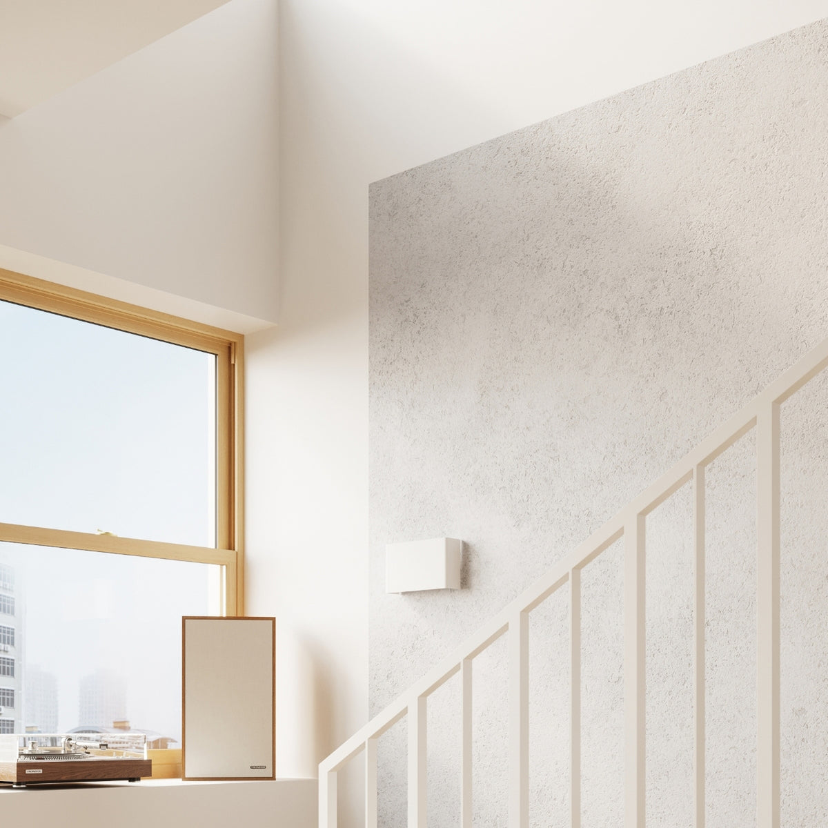 Applique murale Copertura en acier blanc sur le mur d'une cage d'escalier près d'une fenêtre