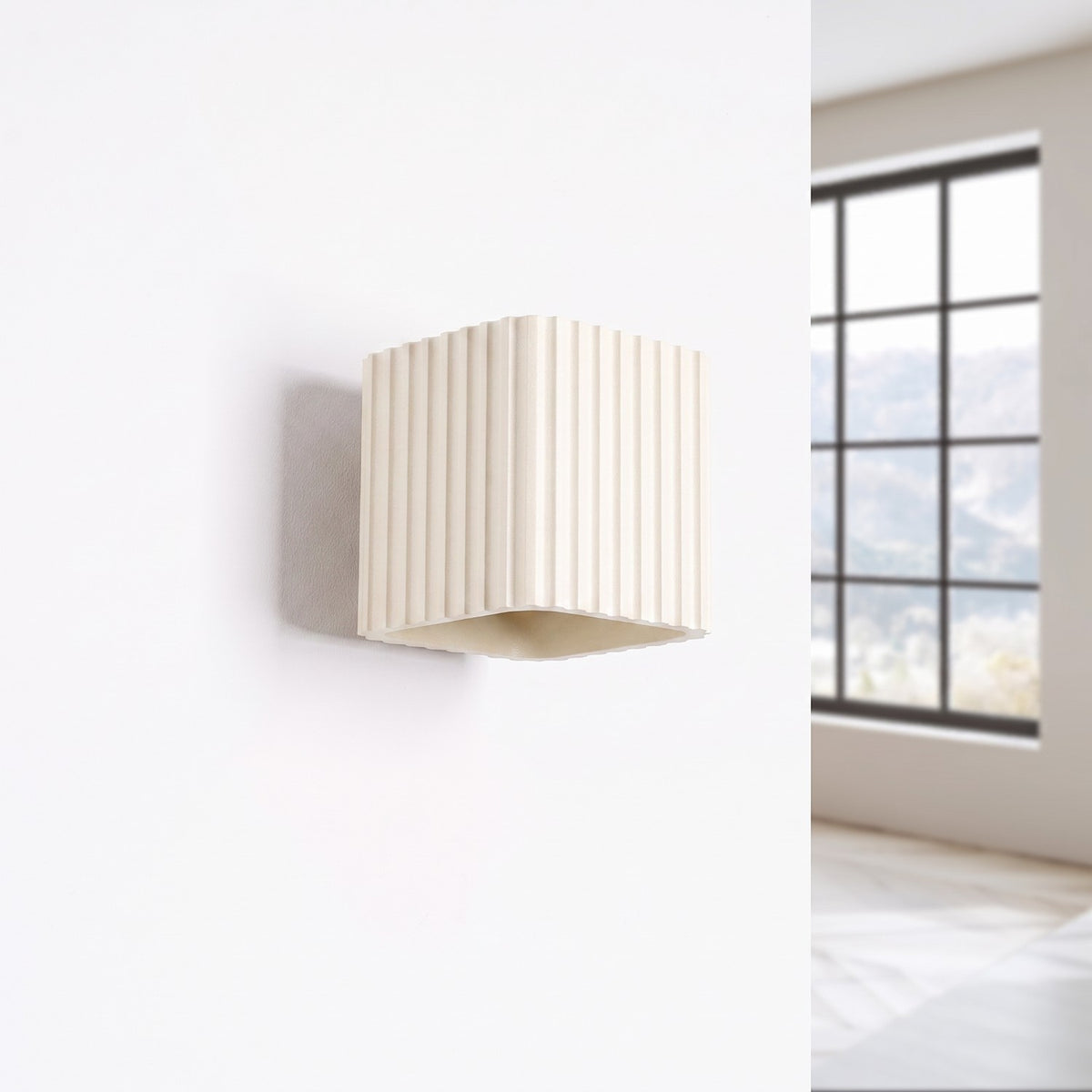 Applique murale Riff laque beige fixée au mur et éteinte près d'une fenêtre