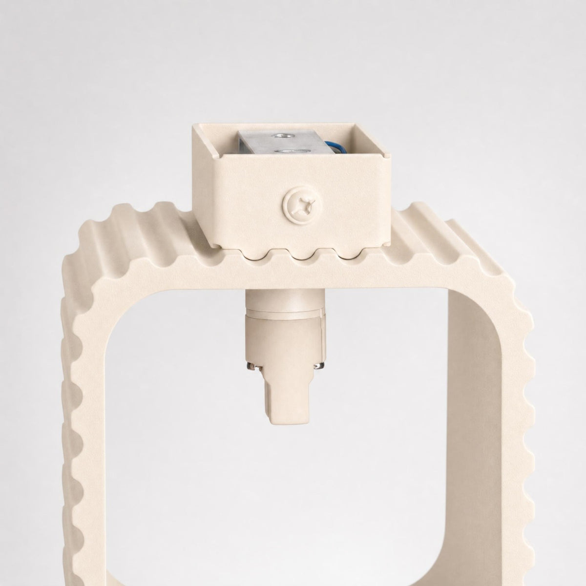 Section nervurée et douille G9 de l'applique Riff laque beige