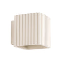 Applique murale Riff nervurée laque beige vue de trois quarts sur fond blanc
