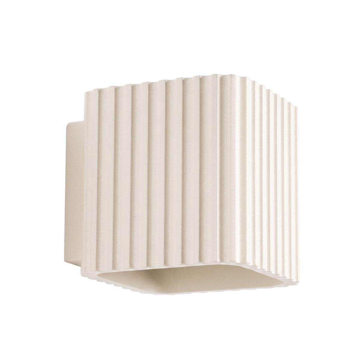 Applique murale Riff nervurée laque beige vue de trois quarts sur fond blanc