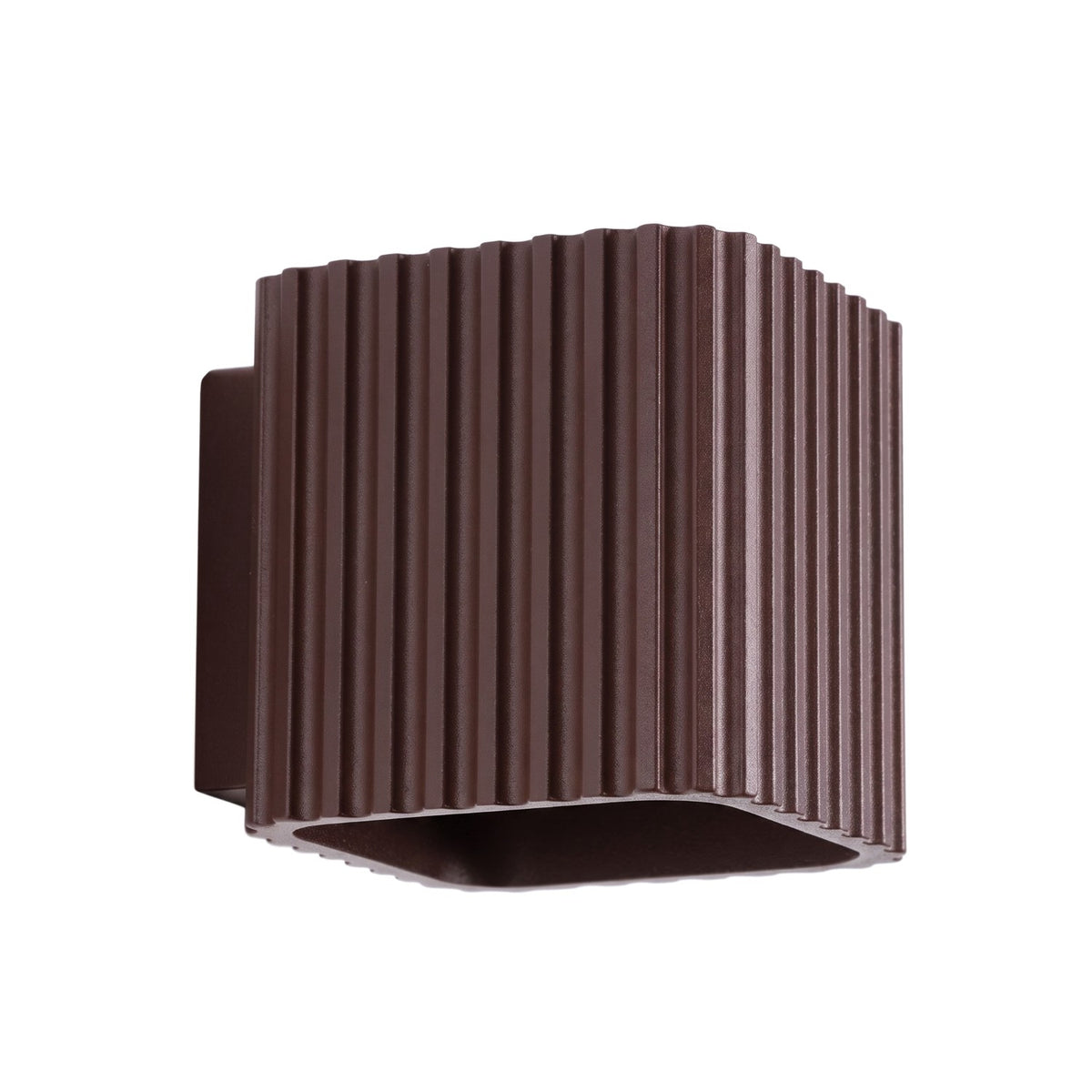 Applique murale Riff nervurée laque brune vue de trois quarts sur fond blanc
