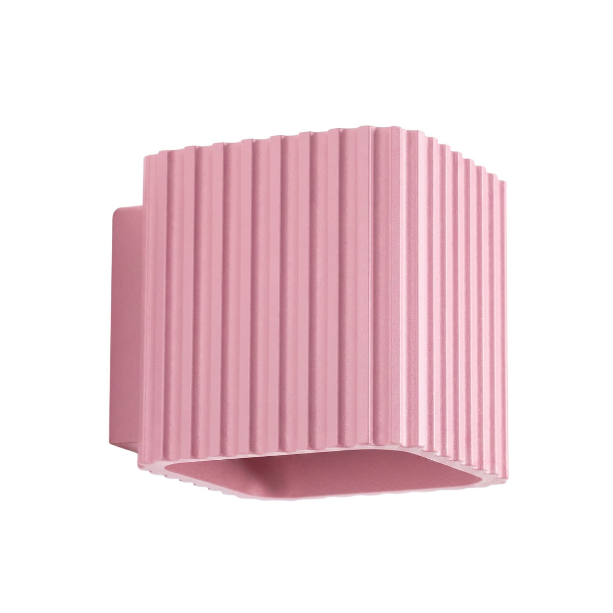 Applique murale Riff nervurée laque rose vue de trois quarts sur fond blanc