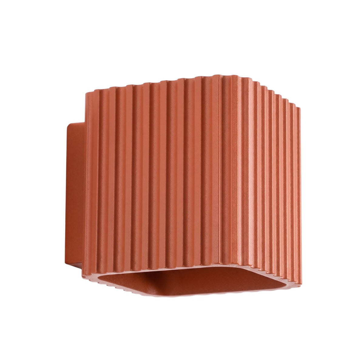 Applique murale Riff nervurée laque rouge ocre vue de trois quarts sur fond blanc