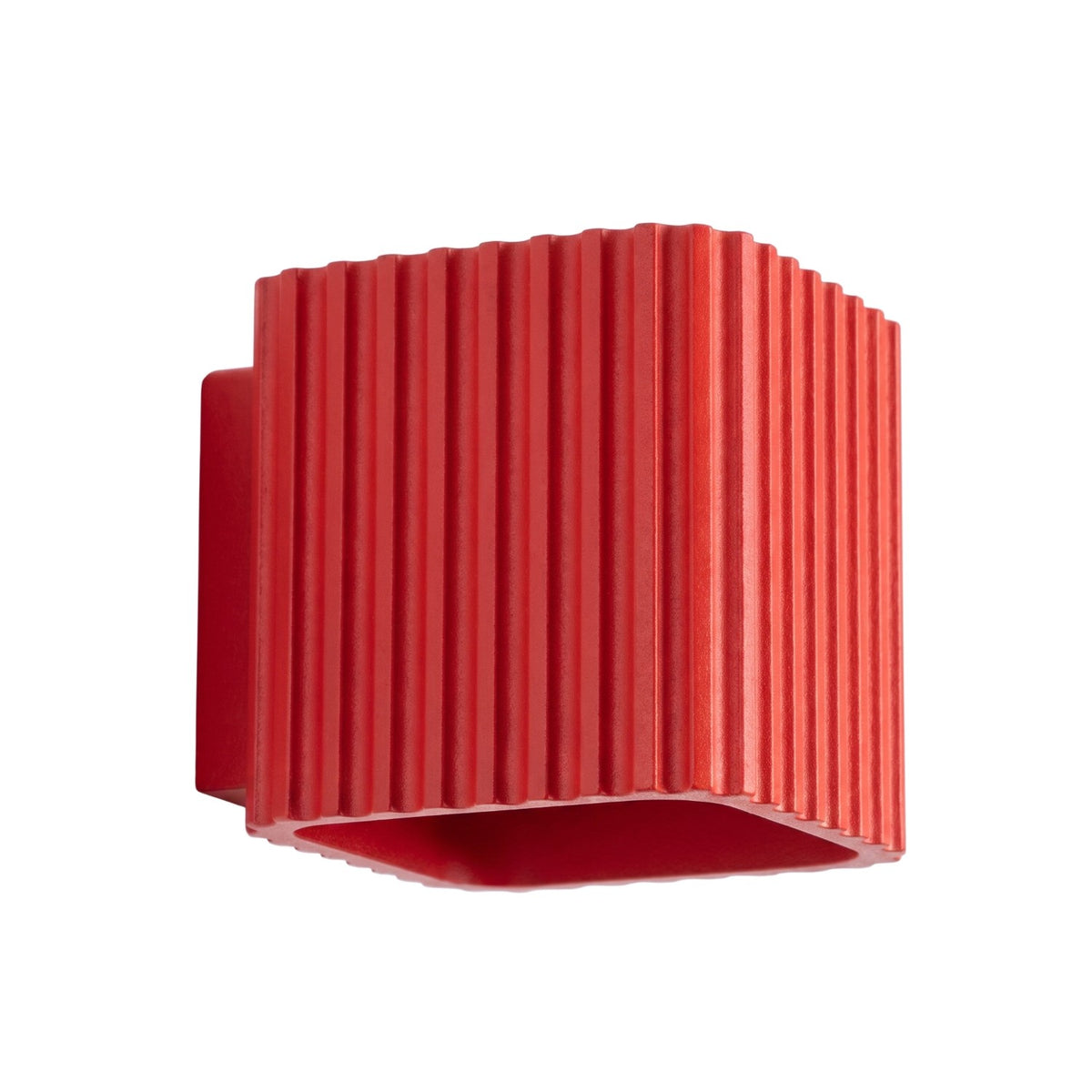 Applique murale Riff nervurée laque rouge vue de trois quarts sur fond blanc