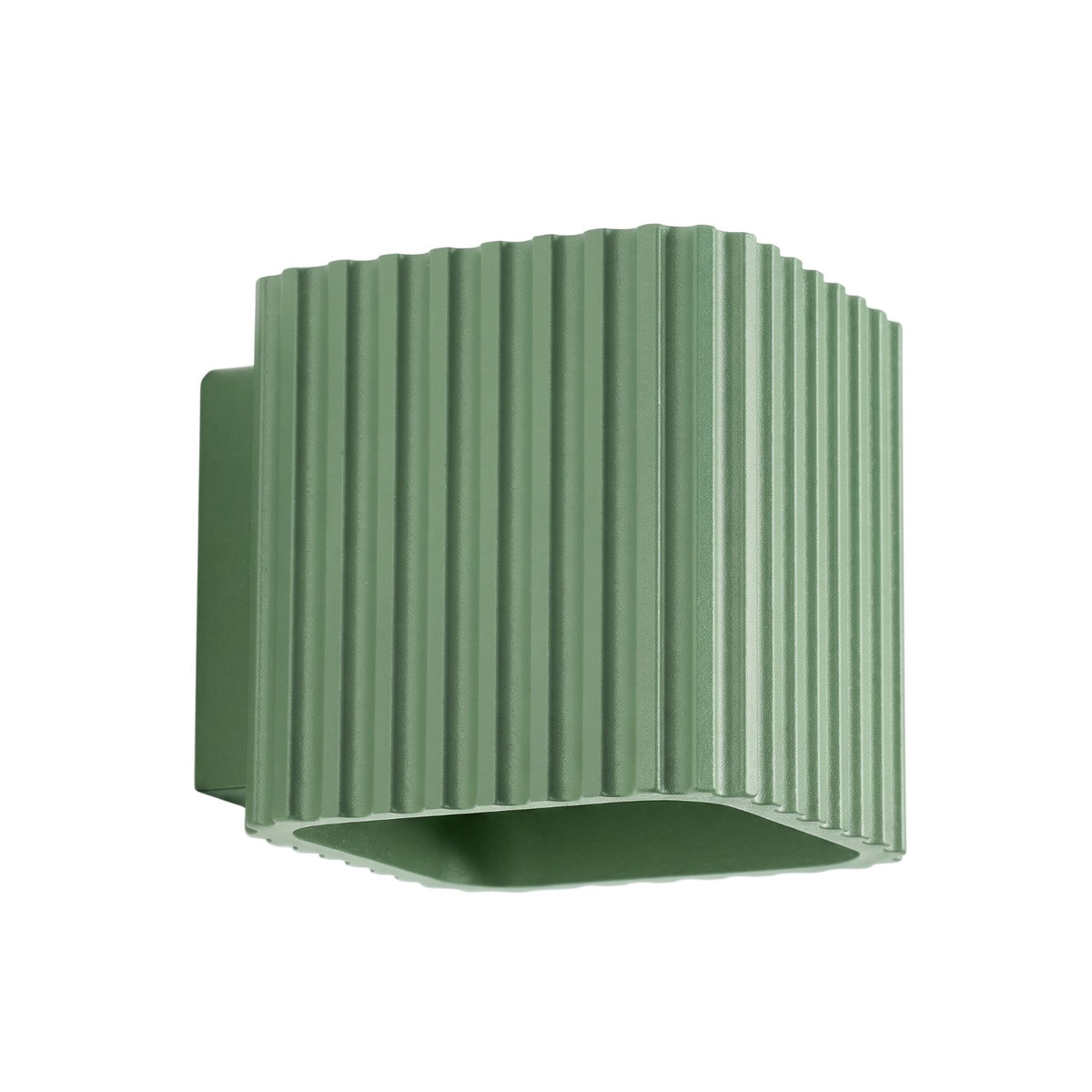 Applique murale Riff nervurée laque vert sauge vue de trois quarts sur fond blanc